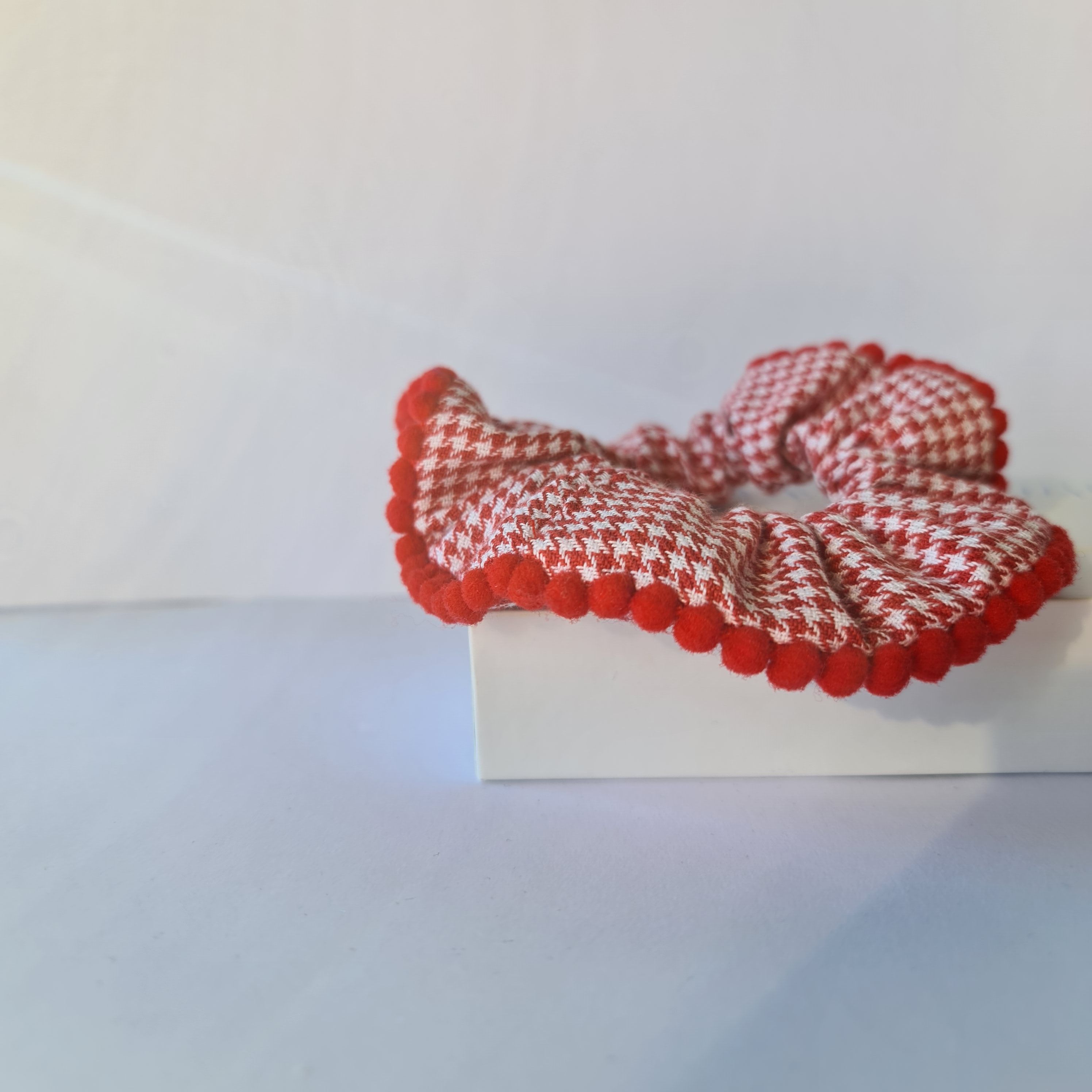Scrunchies com Pompons