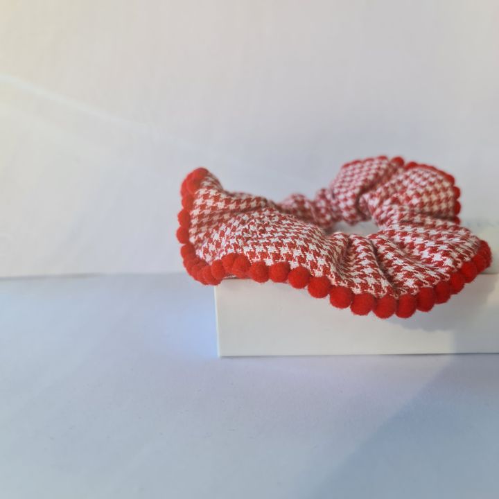 Scrunchies com Pompons