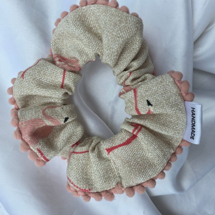 Scrunchie com pompons