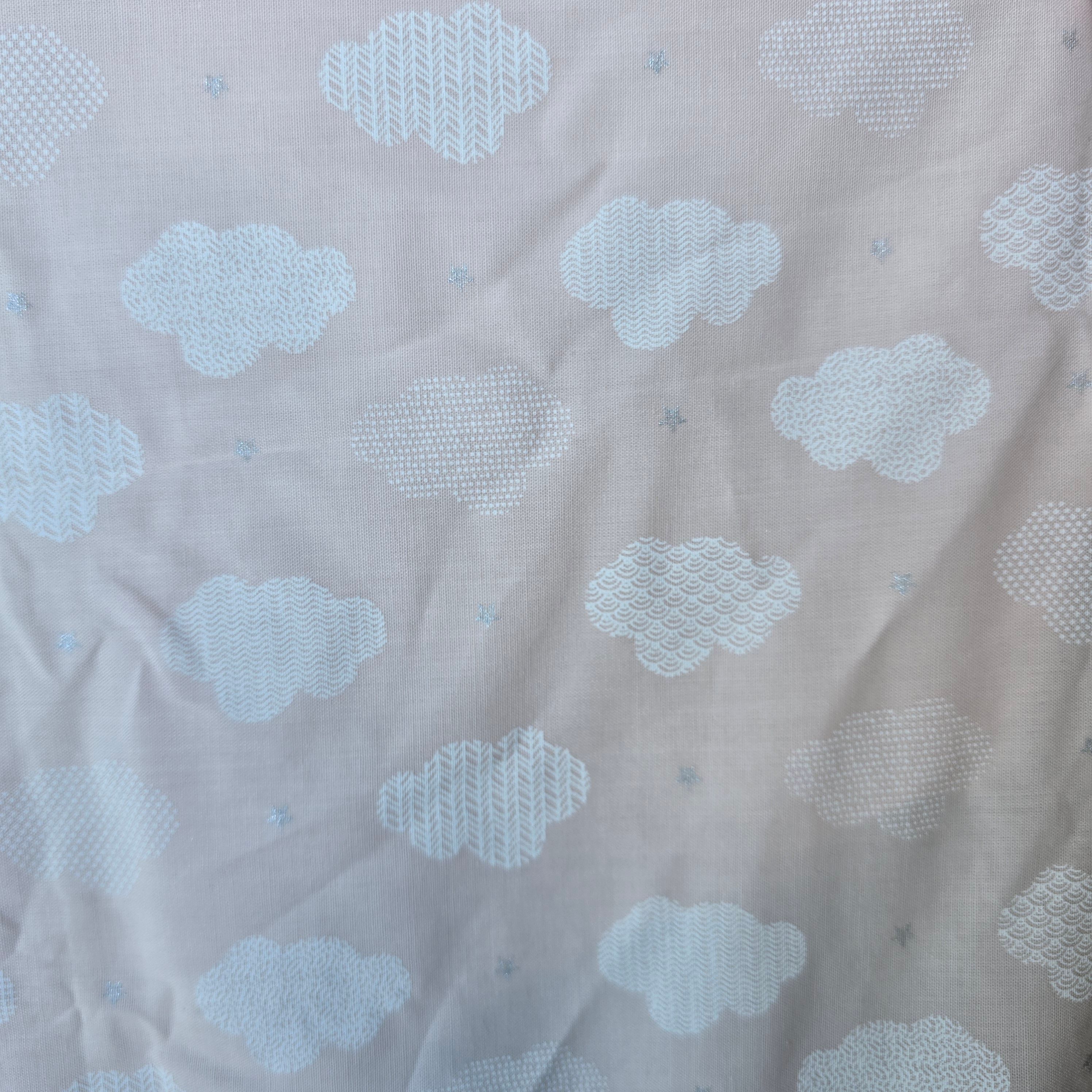 Nuvens rosa e branco